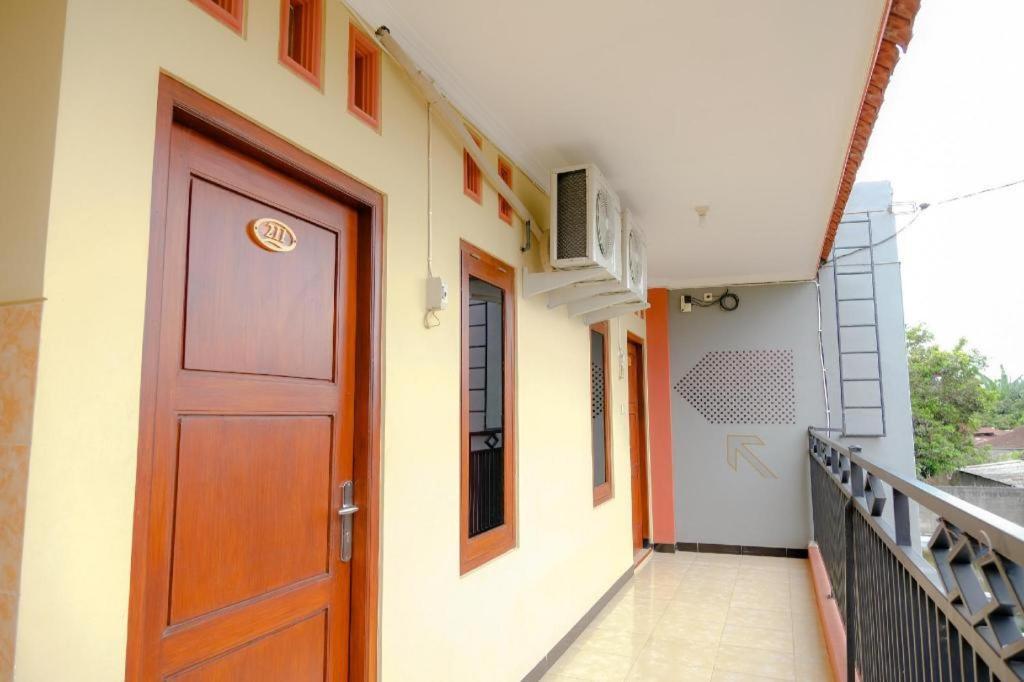 Oyo 2826 Panderman Residence Blitar Kültér fotó